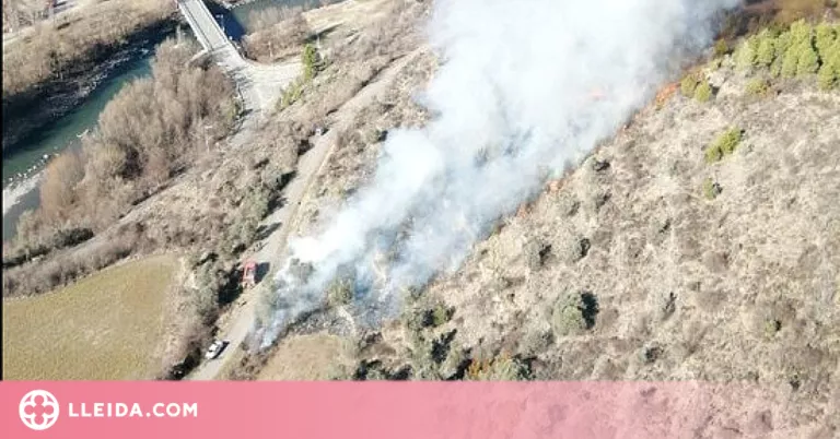 Els Bombers estabilitzen un incendi forestal a la Conca de Dalt, al Pallars Jussà