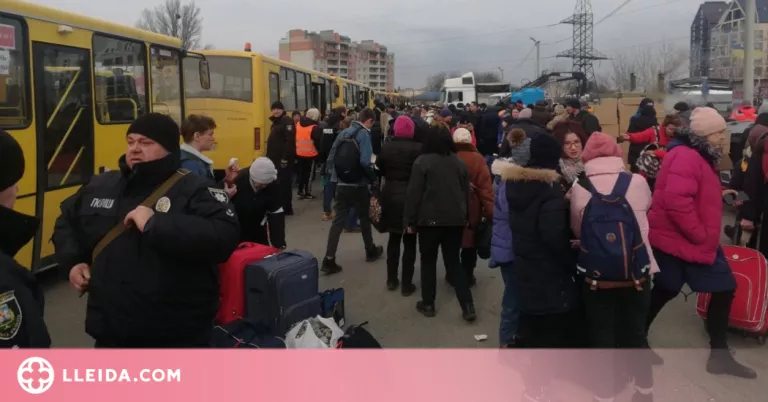 Prop de 2.000 persones abandonen Kíiv aprofitant un dels corredors humanitaris