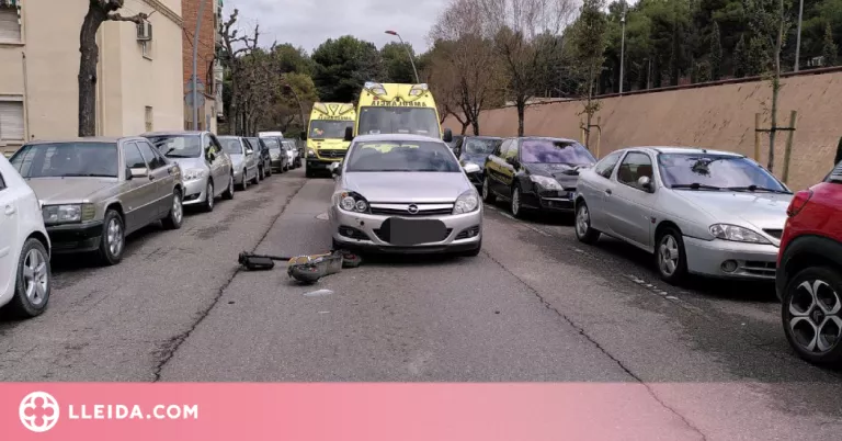 Un patinet xoca frontalment contra un vehicle a Lleida