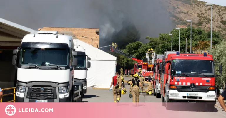 ⏯️ Un incendi crema una nau industrial a Artesa de Segre sense ferits