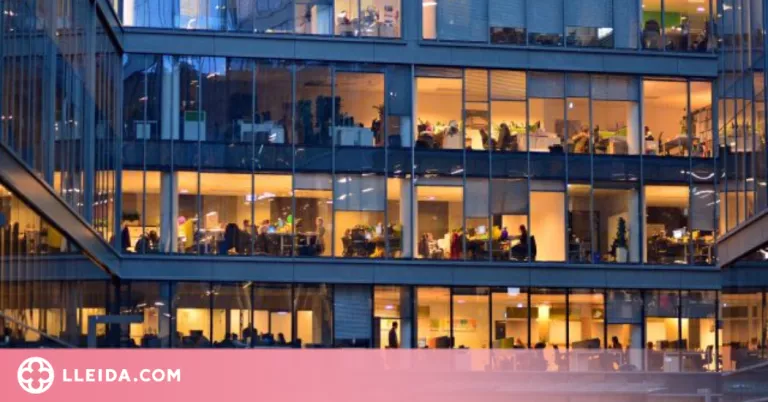 El parany de les hores extres a Catalunya (i perquè no es cobren)
