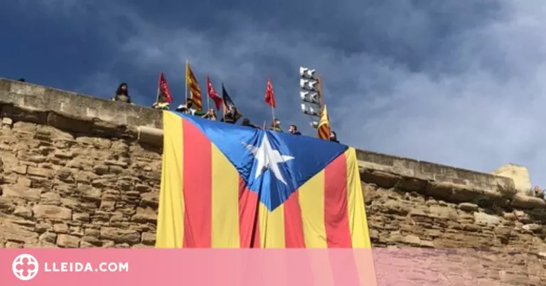 Es penja una estelada gegant a La Seu Vella per rebutjar el 12-O