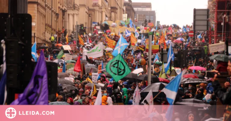 Milers de persones es manifesten a Glasgow per exigir "justícia climàtica"