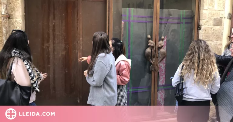 L'escola d'Art de Tàrrega treballa per omplir d'art els aparadors dels locals buits per Nadal