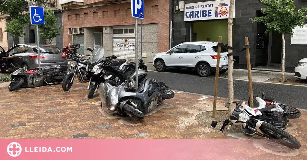 ⏯️ Una tempesta amb fortes ratxes de vent trenca arbres i tomba motocicletes a Lleida