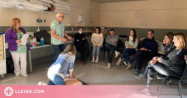 Quaranta docents es formen a l'HUAV en primers auxilis i tècniques de reanimació cardiopulmonar