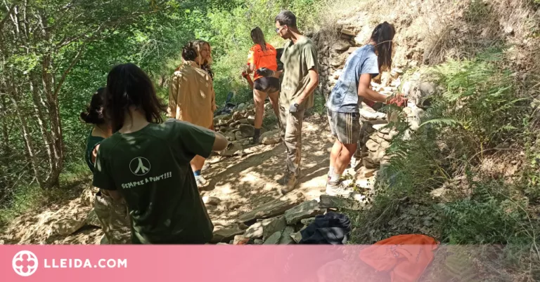 El camp de treball de Tavascan recupera el camí de les bordes de Guidal