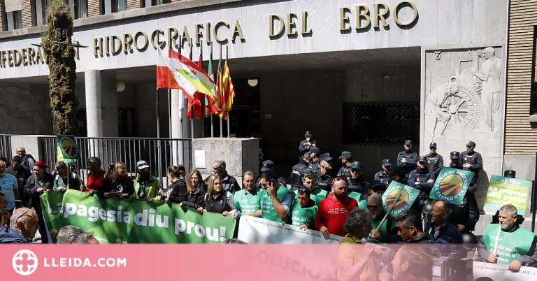 Concentració de desenes de tractors de Ponent i les Terres de l'Ebre davant la CHE