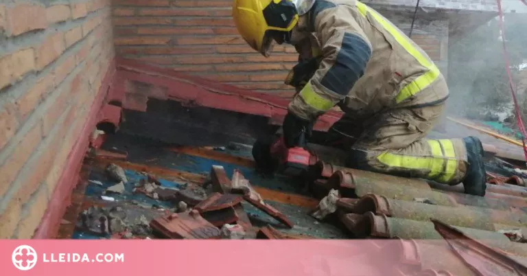 Un incendi en una casa d'Alpicat afecta la seva teulada