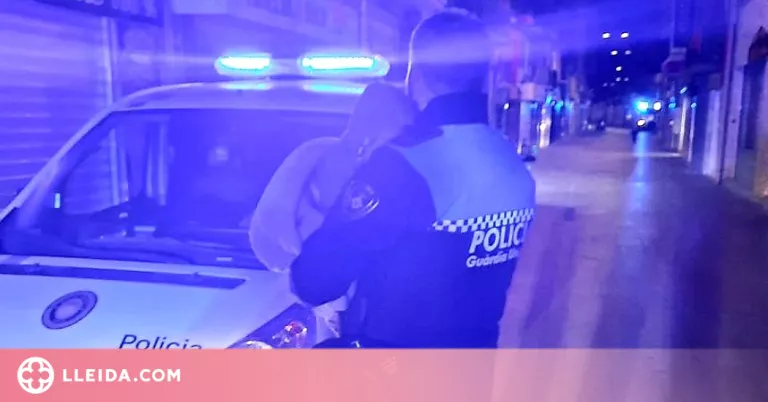 Un agent de la Urbana de Lleida cuida d'un nadó després d'un incendi