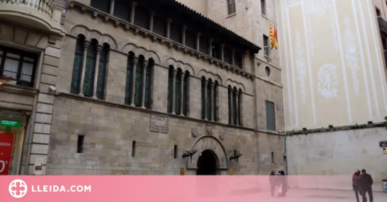 Multen amb 600 euros un membre de Mariola en Moviment per penjar una pancarta a la façana de la Paeria