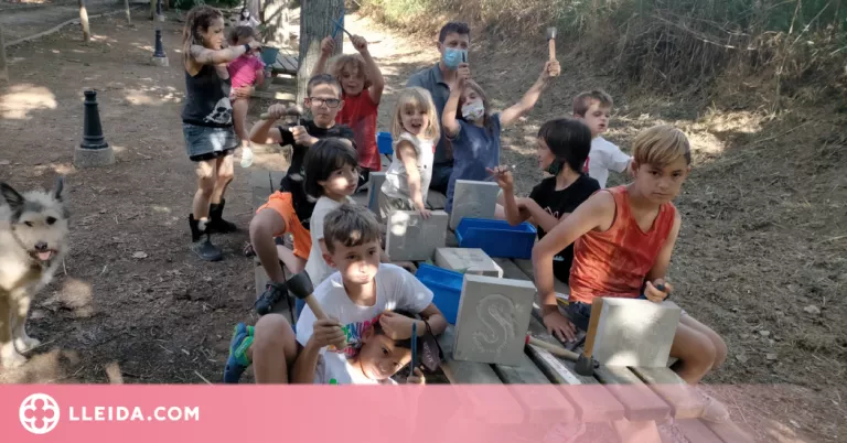 Catorze petits escultors en acció a Maldà