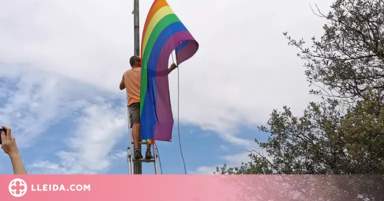 Tàrrega fa onejar la bandera del col·lectiu LGTBI+ al Parc de Sant Eloi