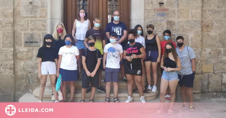 Una trentena de joves participen al camp de treball local de la Pobla
