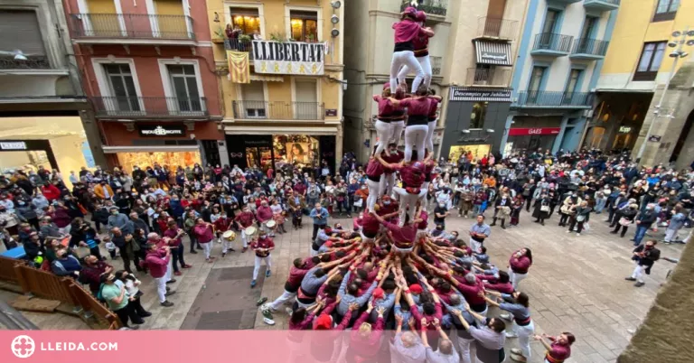 Diada castellera a la plaça Paeria per cloure la temporada