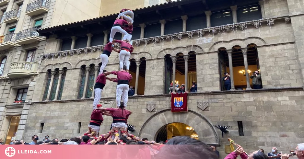 Diada castellera a la plaça Paeria per cloure la temporada