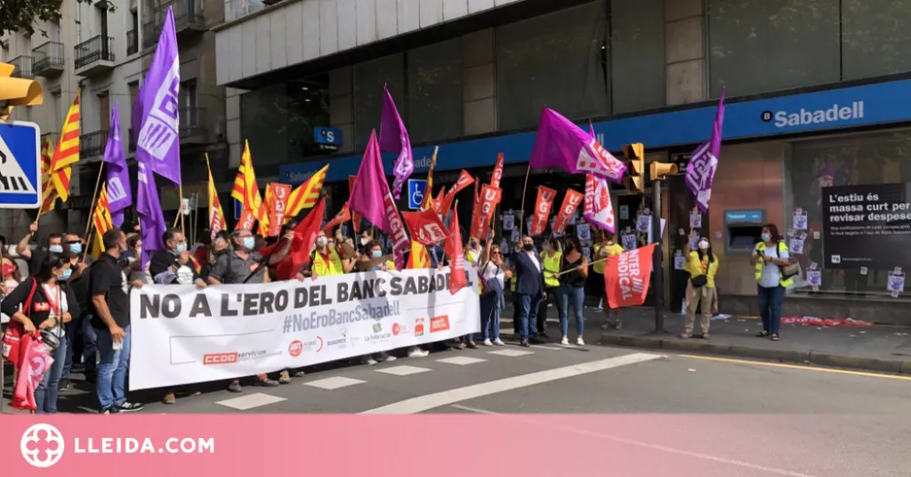 Protesta a Lleida en contra de l'ERO al Banc de Sabadell