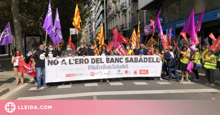 Protesta a Lleida en contra de l'ERO al Banc de Sabadell