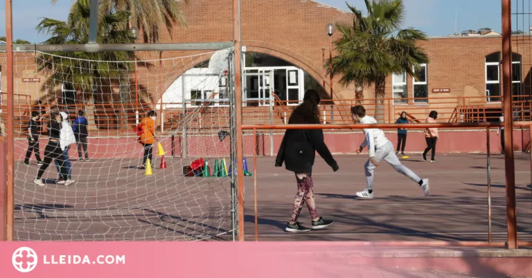 Més de mig milió d'estudiants de secundària, batxillerat i FP tornen avui a les aules