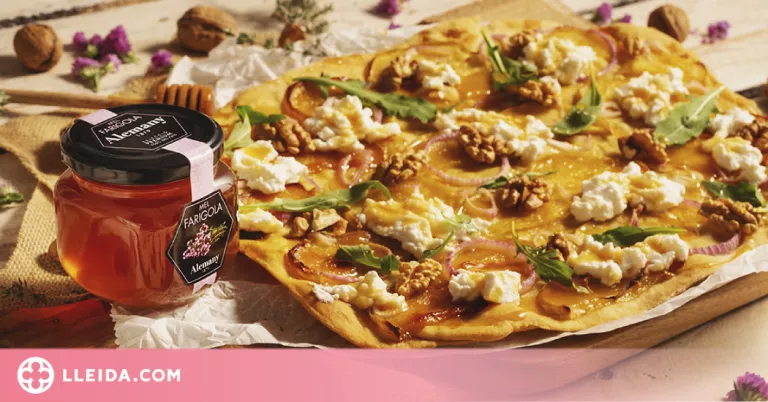 Coca de ceba caramel·litzada amb formatge de cabra i mel de farigola