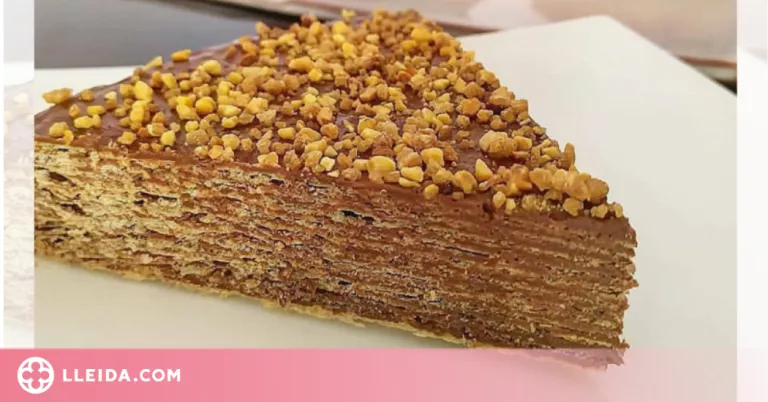 Pastís amb neules de xocolata amb crema de cacau casolana