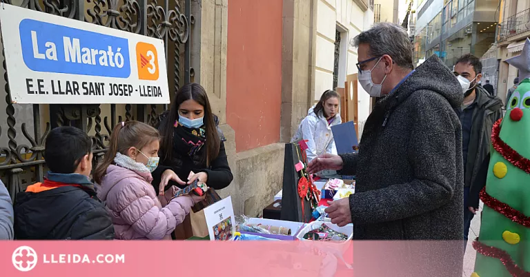 Estudiants de les Escoles Especials Llar de Sant Josep munten una parada nadalenca a Lleida
