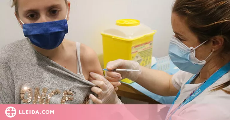 Salut demana que s'obri la tercera dosi a la següent franja d'edat i a les persones amb dependència