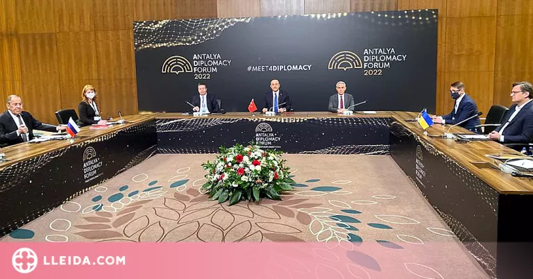Comença la reunió d'alt nivell entre els ministres d'Exteriors d'Ucraïna i Rússia amb mediació turca