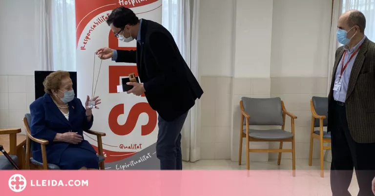 L'Hospital Sant Joan de Déu de Lleida lliura la medalla centenària a una resident a Tremp