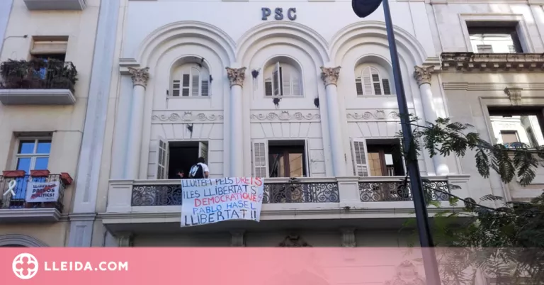 Fixen la data pel judici dels tres denunciats per penjar una pancarta pro Hasel a la seu del PSC