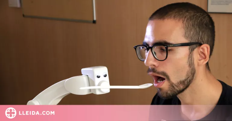 ⏯️ Un laboratori d'innovació digital dissenya un robot per ajudar a menjar persones dependents