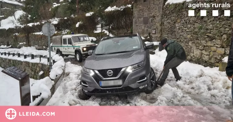 Quatre carreteres tallades i una desena amb cadenes per la nevada al Pirineu