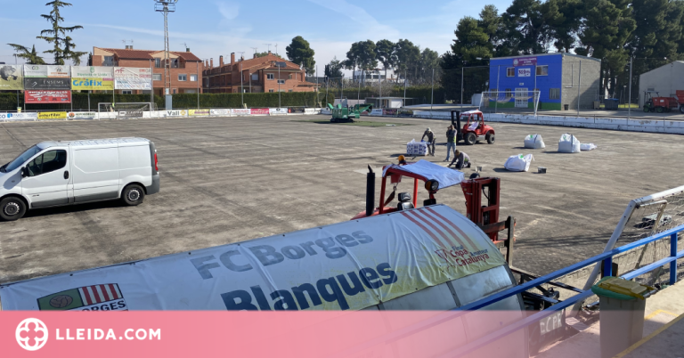 Treballs de renovació de la gespa artificial al camp de futbol de les Borges