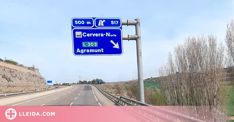 Castellanitzen un senyal de trànsit a l'A-2 al seu pas per Cervera