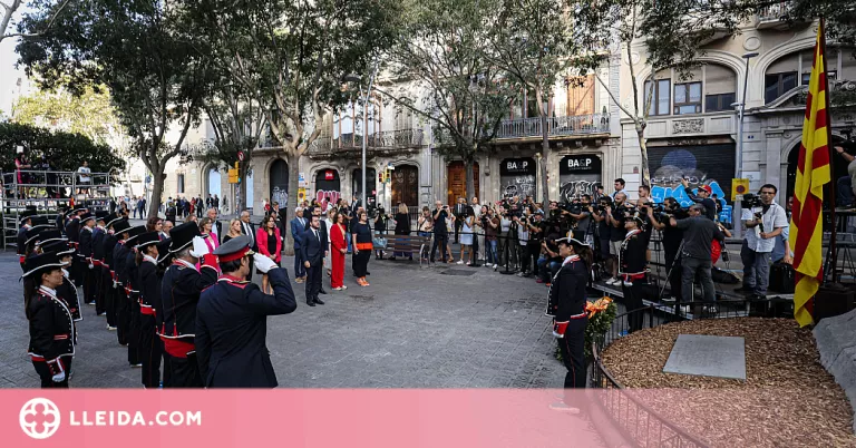 GALERIA: La Diada omple de les tradicionals ofrenes el monument de Rafael Casanova
