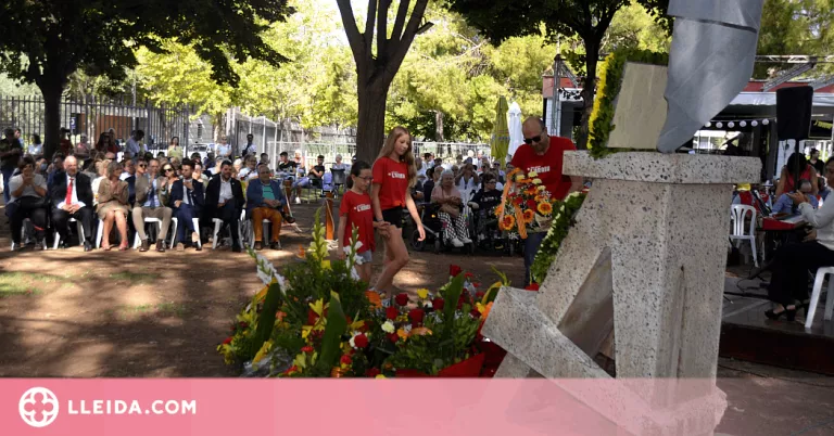 Ofrena floral d'una quarantena d'entitats al monument de la Senyera a la Diada de Mollerussa