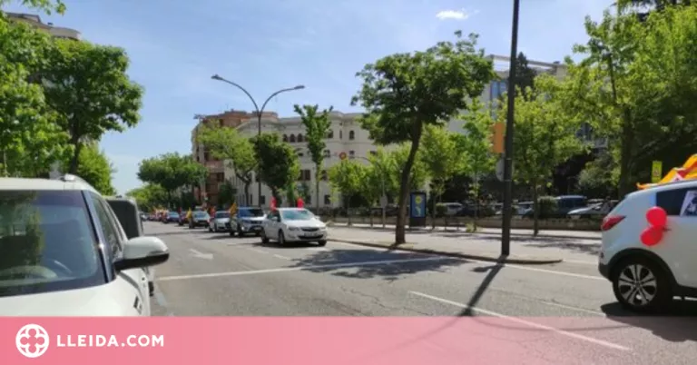 Marxa lenta de vehicles a Lleida contra el "desballestament" de Correus