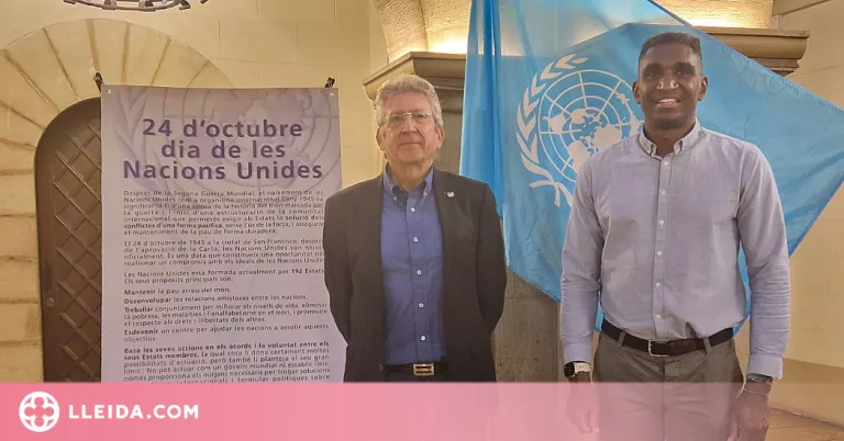 Hissada de bandera de les Nacions Unides al pati del Palau de la Paeria de Lleida