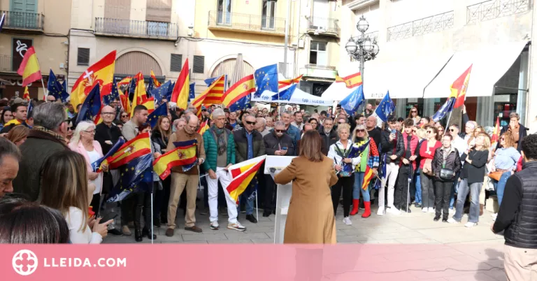 ⏯️ Unes 200 persones es concentren a Lleida contra l'amnistia en la convocatòria del PP