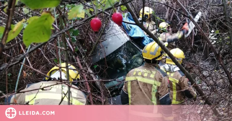 Un cotxe surt de la via i cau per un barranc de cinc metres a la Noguera