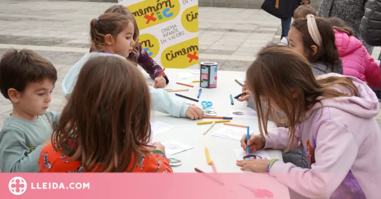 Cinemón Xic dona a conèixer referents femenines en un taller infantil de xapes