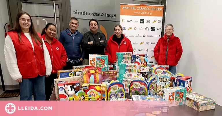 Les colles de l'Aplec lliuren joguines a la Creu Roja de Lleida