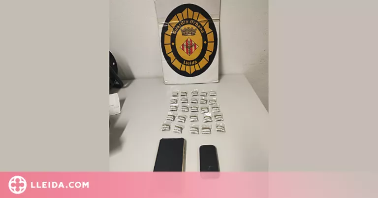 Detingut per dur a sobre 25 bossetes de marihuana que estava venent en un barri de Lleida
