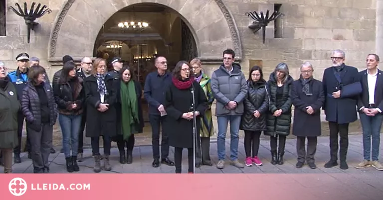 ⏯️ Minut de silenci a la plaça de la Paeria per condemnar el feminicidi d'una veïna de Lleida