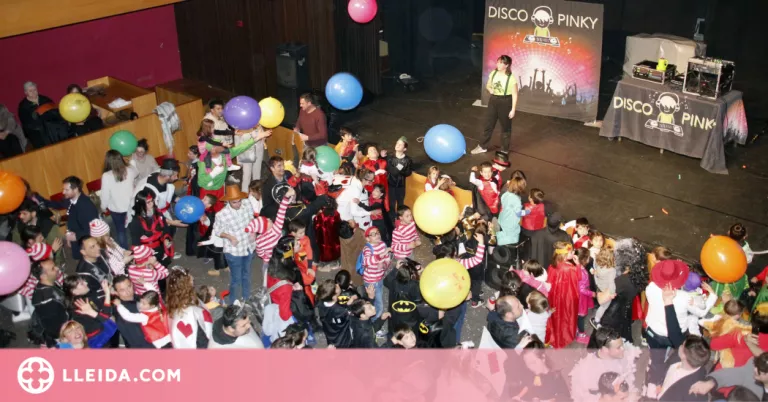 El Carnaval va omplir de festa els carrers d'Alpicat amb la rua de carrosses i comparses