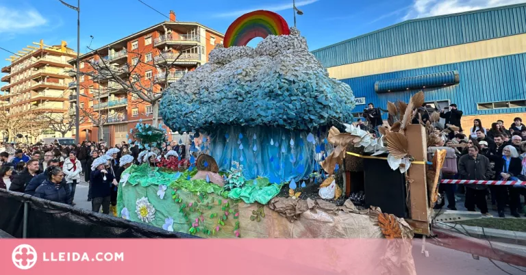 25 carrosses i comparses omplen les rambles d'Almacelles per acomiadar les Festes de l'Aigua