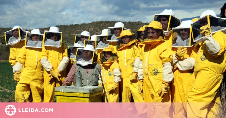 ⏯️ Un centenar d'alumnes traslladen 20.000 abelles des de Viladecans fins a Riner per salvar-les