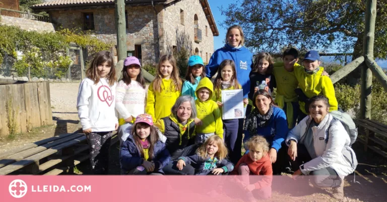 L'Escola La Coma del Solsonès fa una donació al Zoo del Pirineu per al nou inquilí del refugi