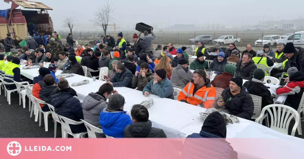⏯️ Cassola de tros, calçots i tot tipus d'avituallaments a l'A-2 per resistir les hores de la protesta del sector agrícola