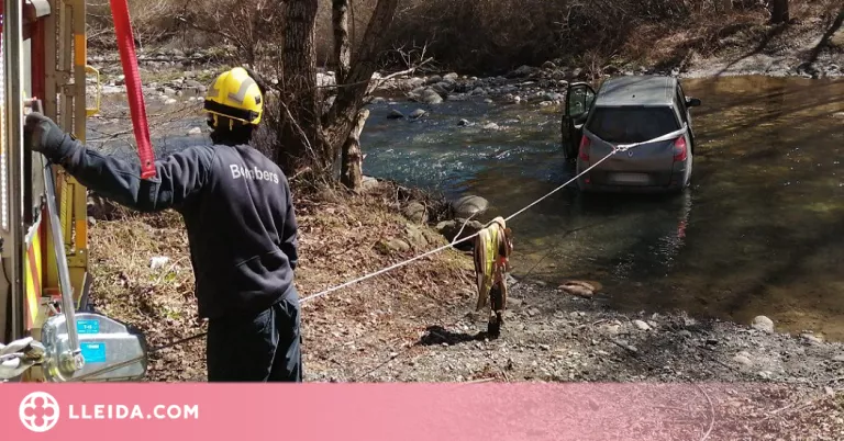 Rescaten un conductor que intentava creuar el riu Noguera Ribagorçana amb el cotxe